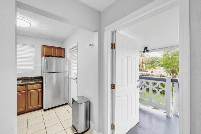 Building Photo - 626 SW 14th Ave