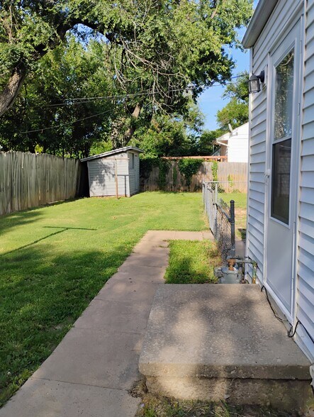 Side Yard - 1312 SW Glendale Dr