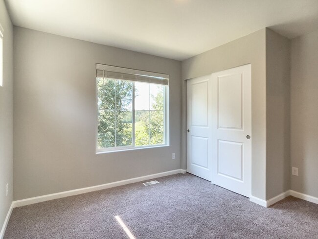 Building Photo - Beautiful 3 bdrm plus FLEX room --House 1/2 Month rent Concession!!