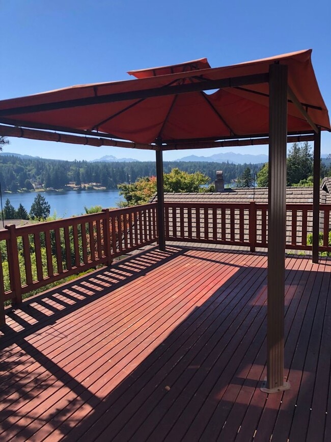Building Photo - UNIQUE RAMBLER with views in Dockside at Kitsap Lake!