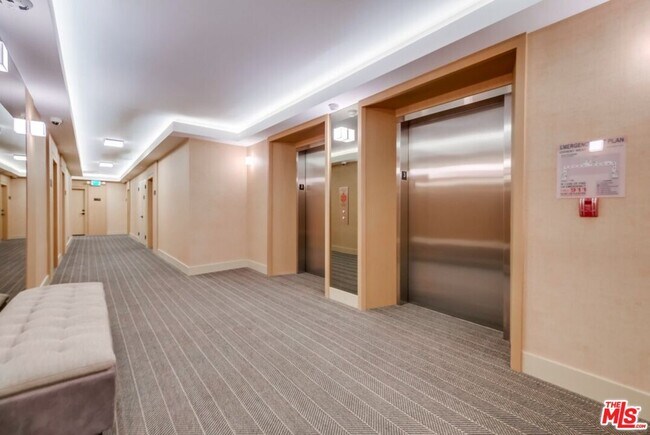 Building Photo - 999 N Doheny Dr