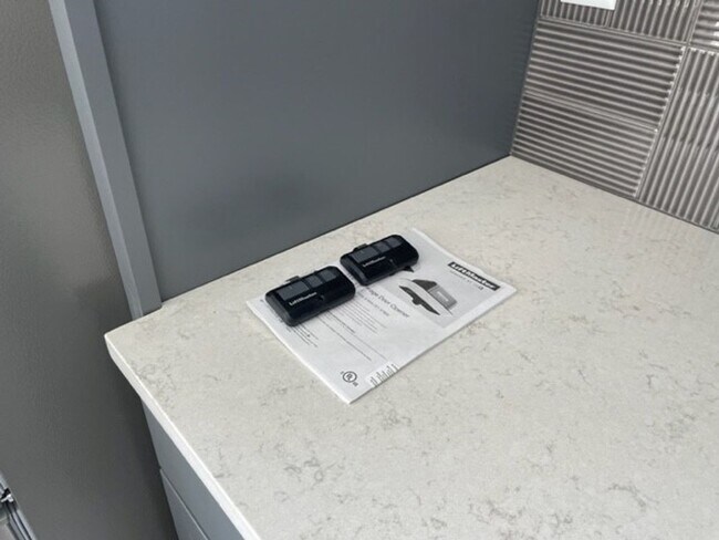 Building Photo - Townhouse For Lease