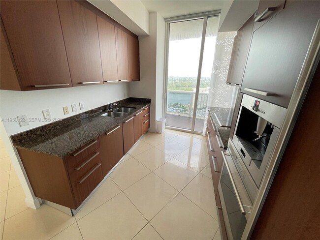 Building Photo - 15901 Collins Ave