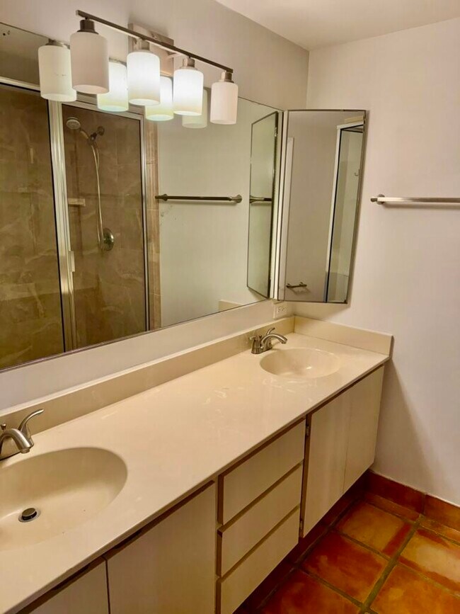 Building Photo - 2431 24th Ct