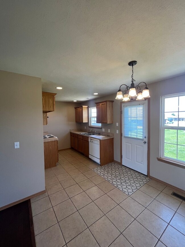 Building Photo - 3 bedroom 2 bath home in Clever, MO!