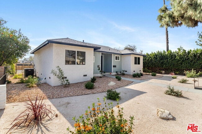 Building Photo - 15836 Chatsworth St