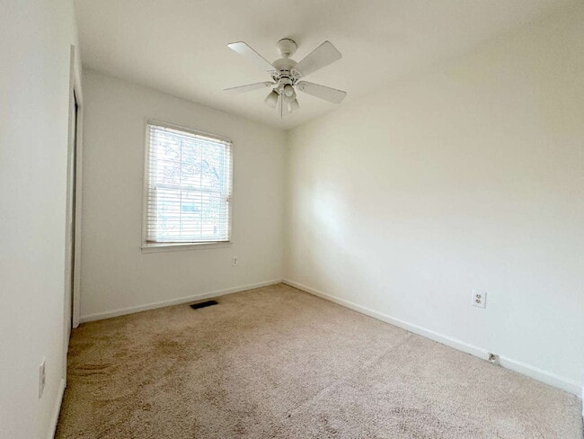 Building Photo - Inviting Townhome with Abundant Space & Co...