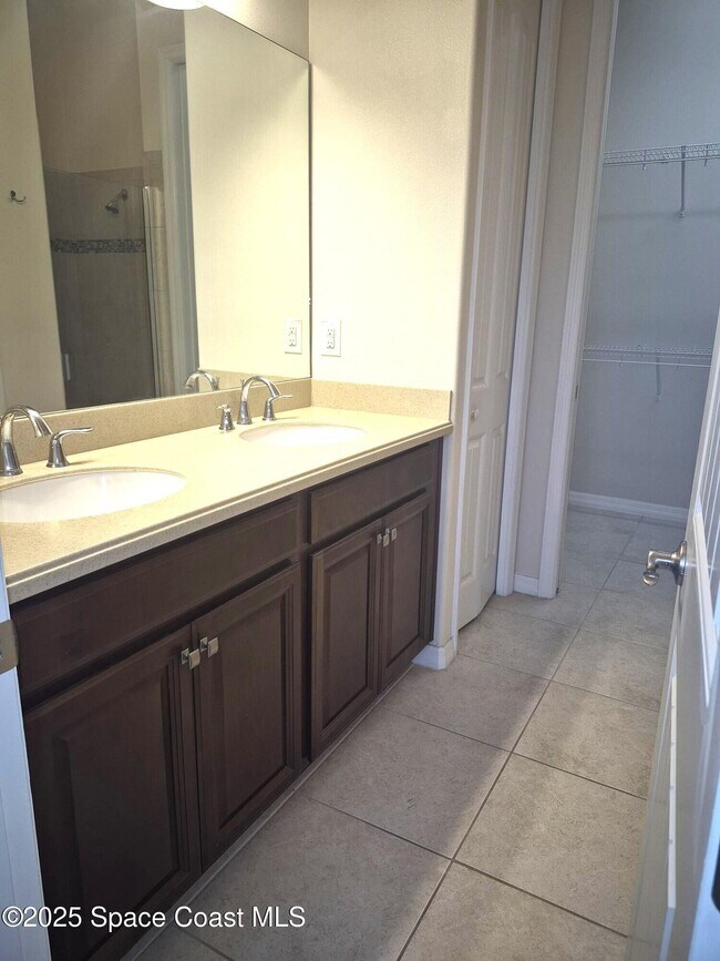 Building Photo - 3325 Sedge Dr