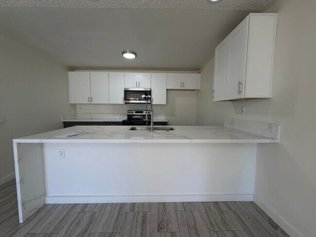 Building Photo - 1541 E Quincy Ave