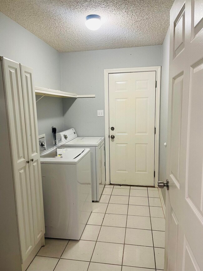 Building Photo - 1241 Brown Dr