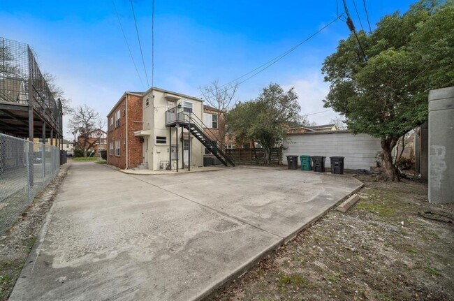Building Photo - 1629 Castle Ct