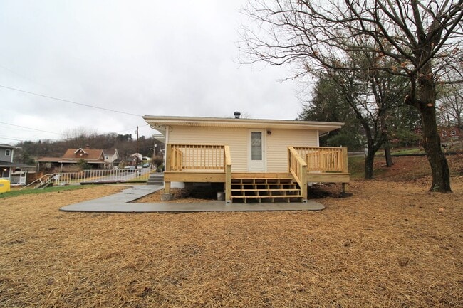 Building Photo - 3 bed/1.5 bath house near Sabraton