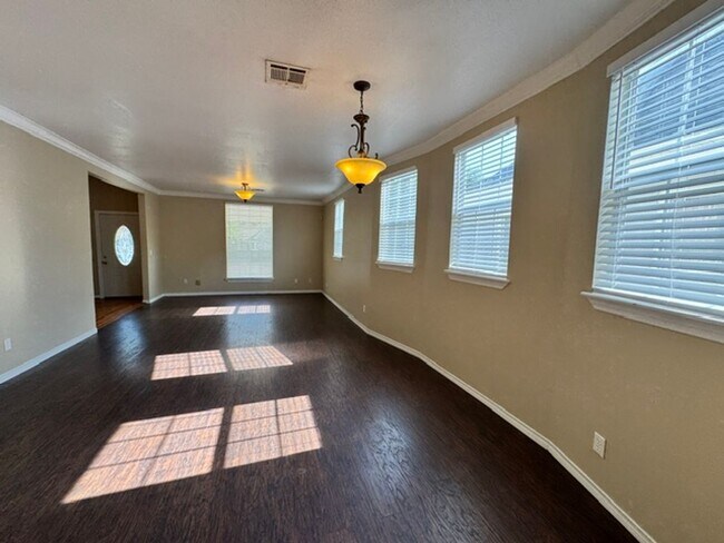 Building Photo - 3 bed 2.5 baths with new paint, carpet and appliances in Chickasha! ready for move in!