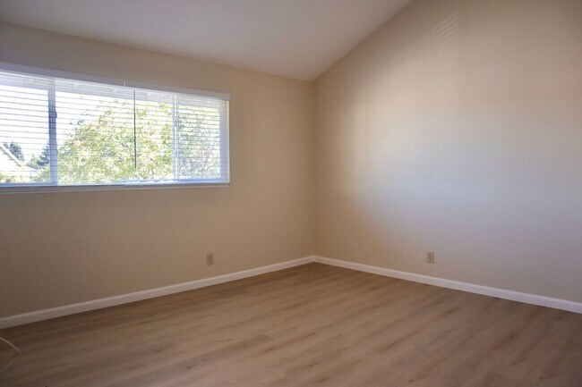 Building Photo - Splendid 3-bedroom home + Bonus Loft located in Fremont! – New flooring!