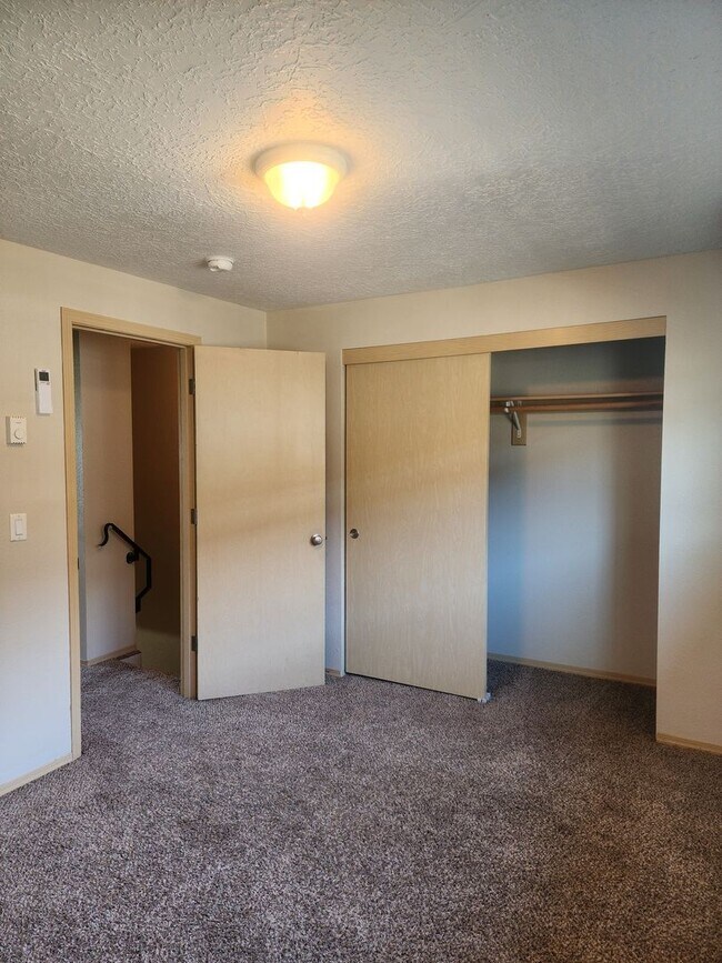 Building Photo - $1,000.00 OFF 1ST FULL MONTH'S RENT Pet-friendly Townhouse Near Parks and Downtown Newberg - Show...