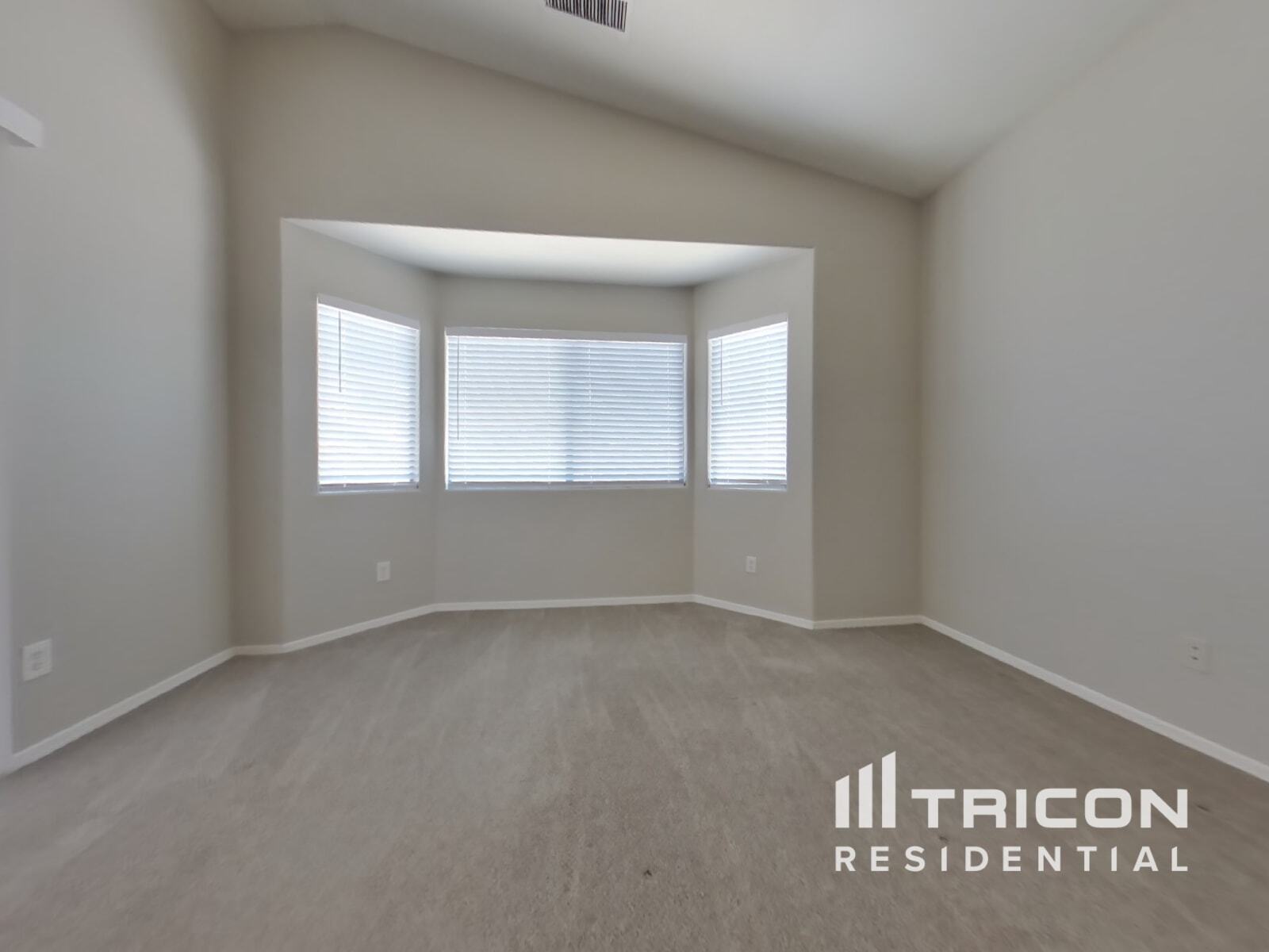 Building Photo - 10821 W Elm Ln