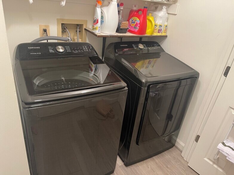 Washer and dryer - 2100 Bobbyber Dr