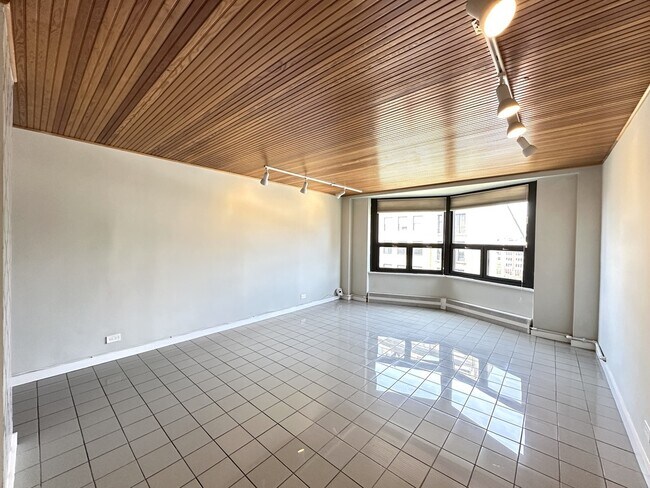 Building Photo - 428 W Wellington Ave