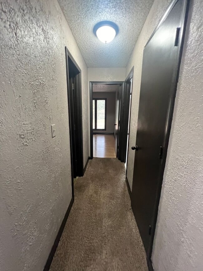 Building Photo - 4 bedroom/2 bath house