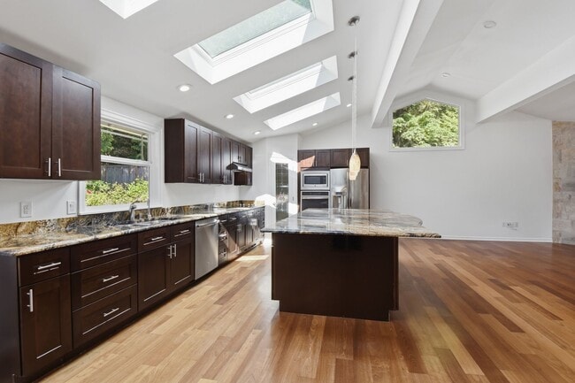 Building Photo - 3bd/2.5ba Bellevue Home