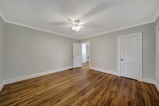 Building Photo - Lovely Brick Ranch Home Close to Uptown Ch...