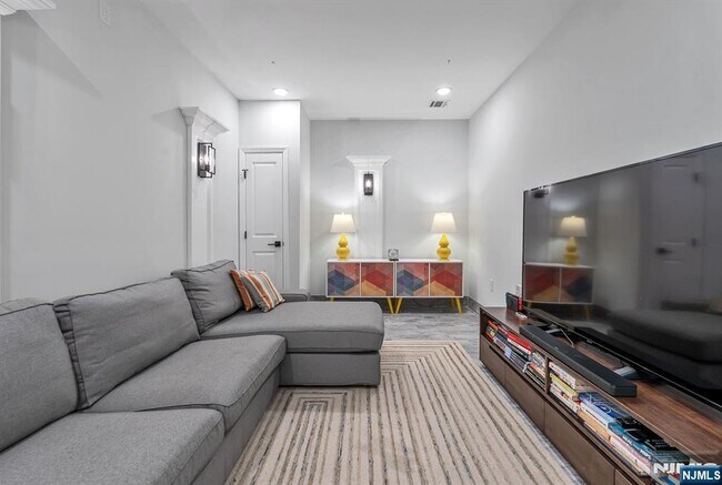 Building Photo - 765 6th Ave