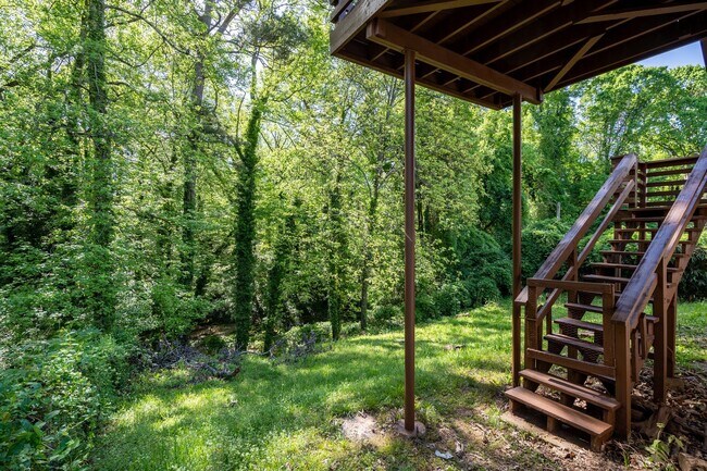 Building Photo - Stunningly renovated 4 bedroom 3 bathroom ...