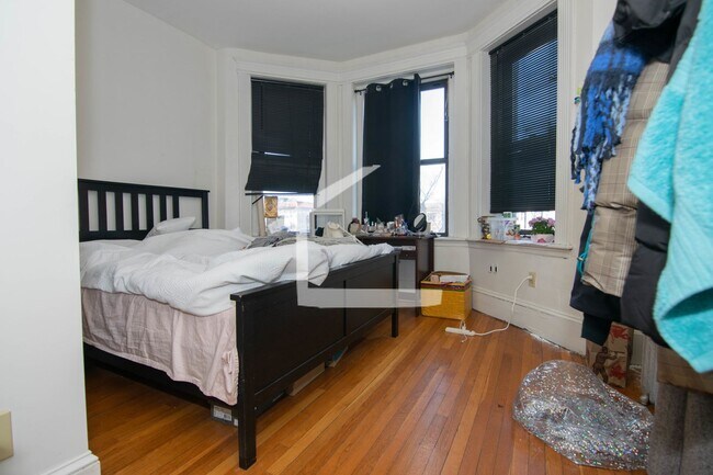 Building Photo - Great deal! 3-bed, 1 Bath in Allston on The B Line; Heat/HW Incl!
