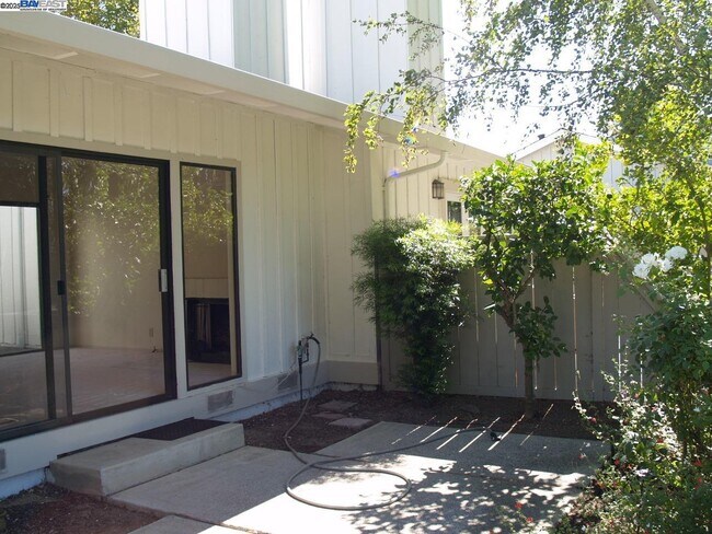 Building Photo - 515 Rolling Hills Ln