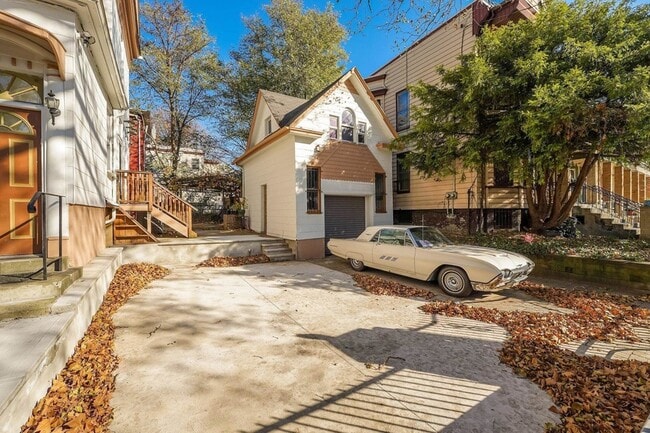 Building Photo - 880 Summit Ave