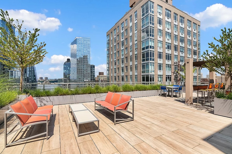 Building Photo - 225 W 60th St