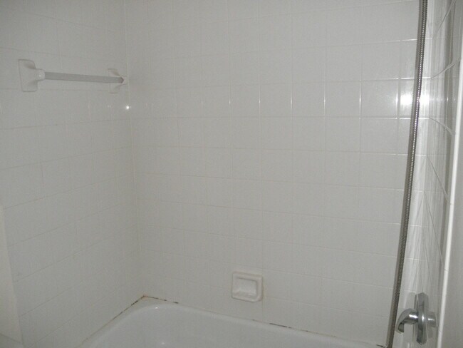 Building Photo - 876 Summit Lake Dr