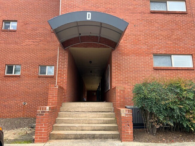 Building Photo - 2 Bed 1 Bath Apartment in Gated Community with Pool!