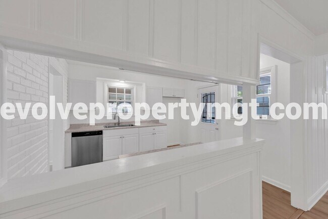 Building Photo - STUNNING RENOVATION IN PRIME LOCATION!!