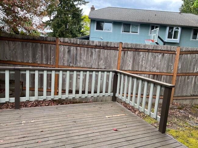 Building Photo - Private access to Lake Sammamish house
