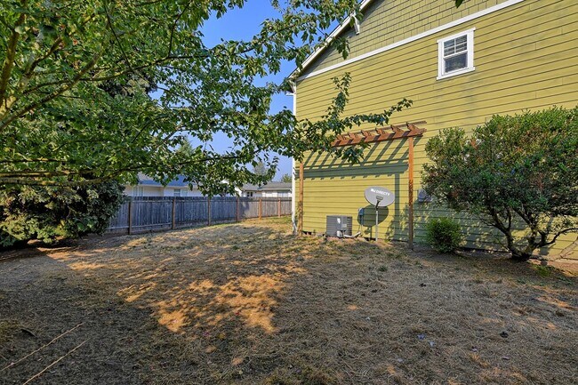 Building Photo - Spacious Craftsman Style Home - Pet Friendly!