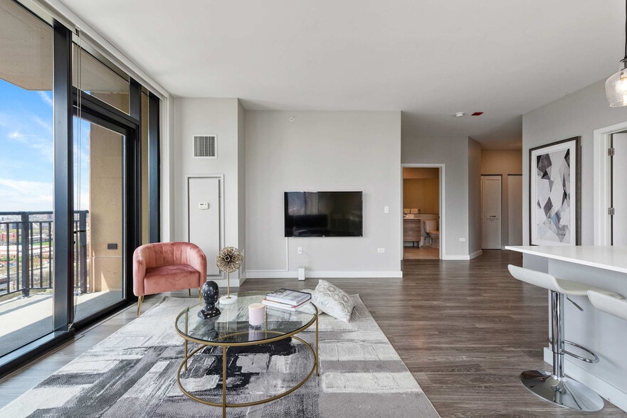 Building Photo - 823 N Clark St