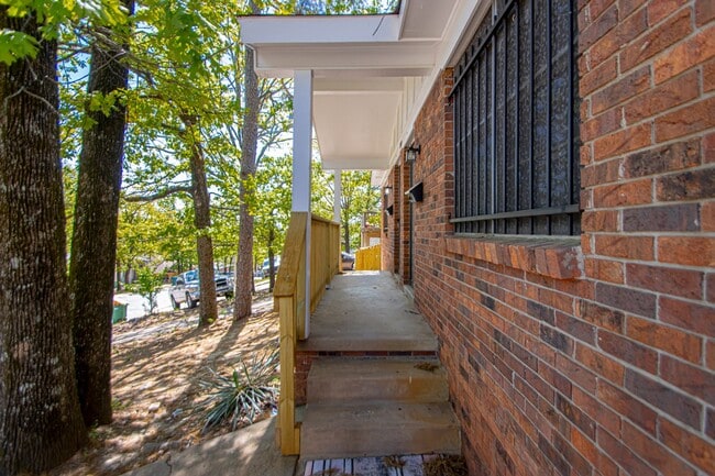 Building Photo - 600 Mimi Ln