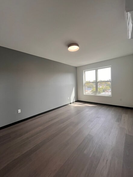 Building Photo - 130 Mallory Ave