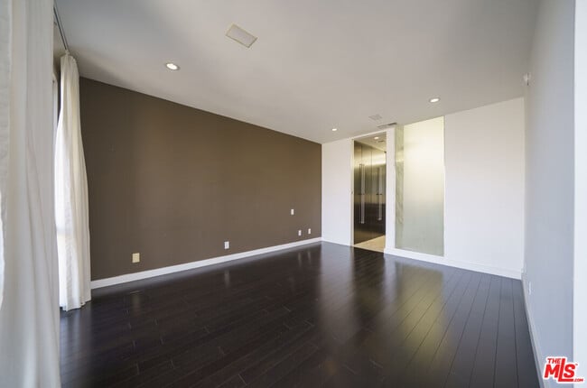 Building Photo - 800 W 1st St