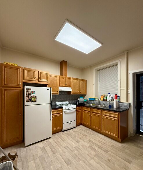 Primary Photo - 1123 W Webster Ave