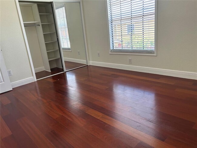 Building Photo - 3229 Oak Lawn Pl