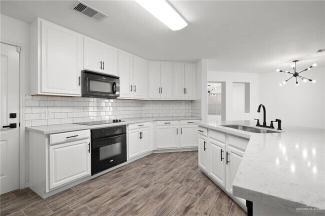 Building Photo - 18 Petunia Ave