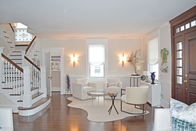 Building Photo - 16 S Somerset Ave