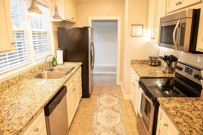 Building Photo - 3019 Forest Dr