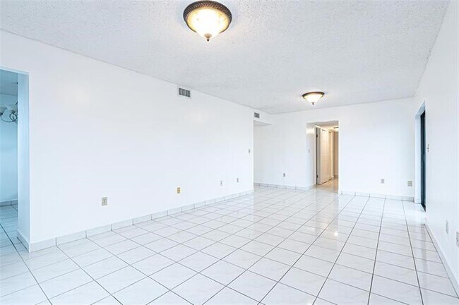 Building Photo - 1470 W 41st St