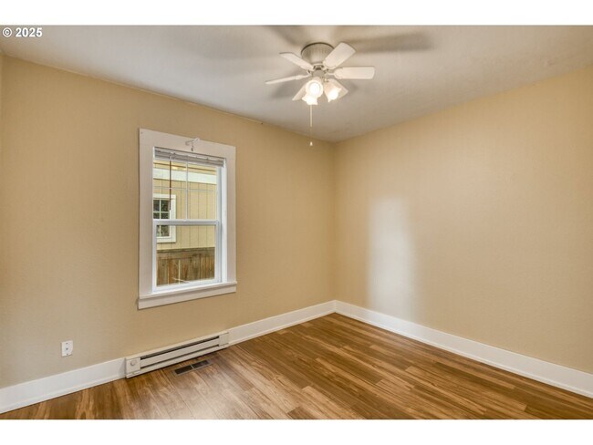 Building Photo - 1174000