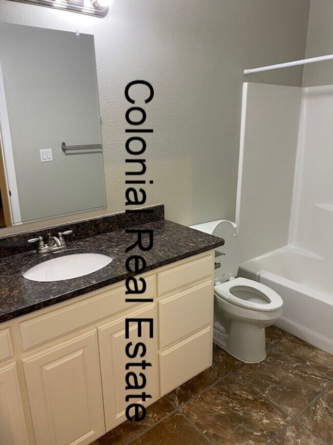 Building Photo - Spacious and updated 3 bedroom 2 bathroom home.