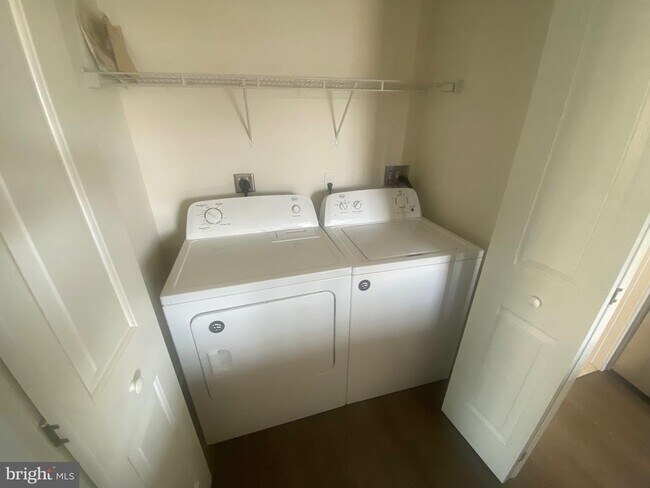 Building Photo - 124 Mortimer St