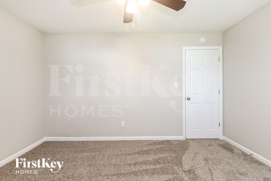 Building Photo - 6159 N Woods Edge Dr